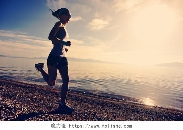 跑步的女人户外越野跑在夏天阳光锻炼健身健康励志运动健身户外跑步